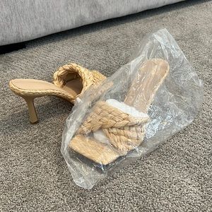 NEW - Raffia heeled sandals (straw)
